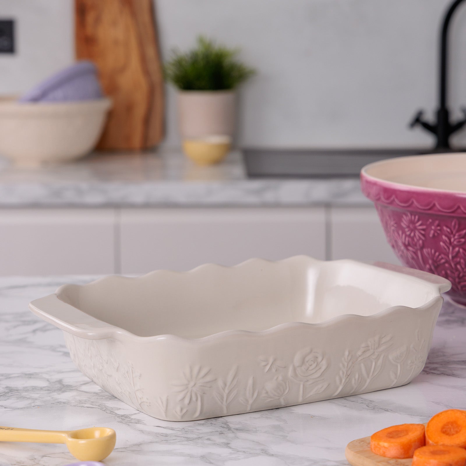 Mason Cash In The Meadow Medium Rectangular Baker with Embossed Floral Design, Cream