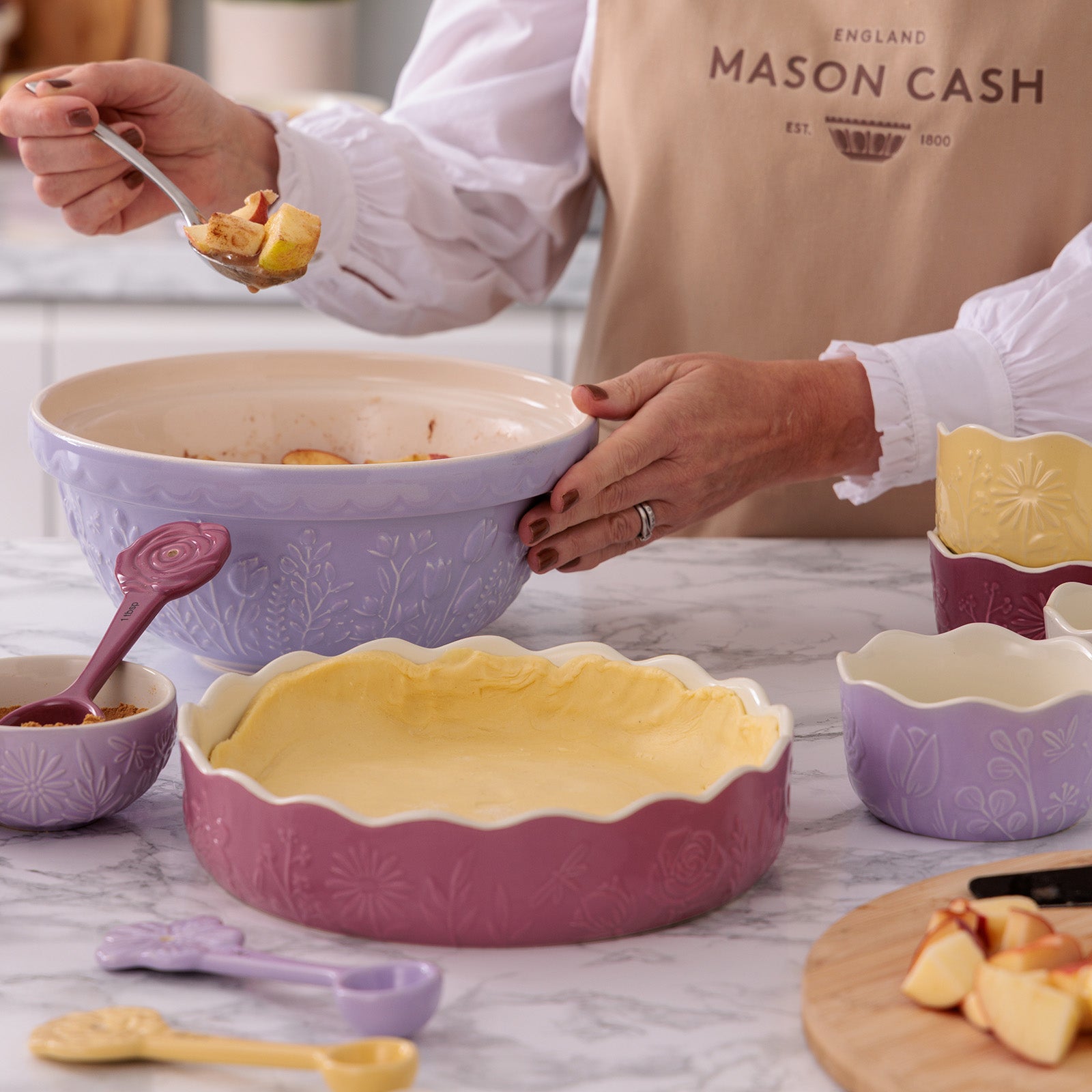 Mason Cash In The Meadow Pie Dish with Embossed Floral Design, Pink