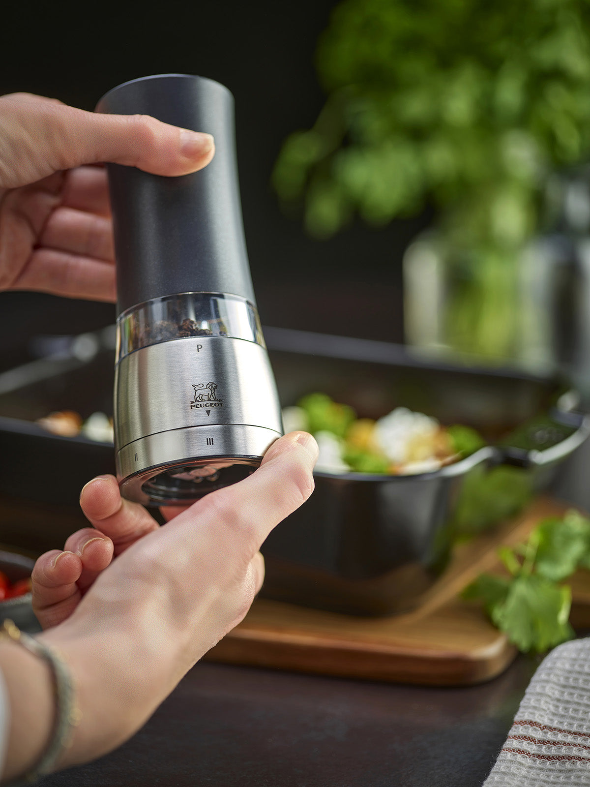 Peugeot Daman Electric Pepper Mill, Iridescent Black, 7 Inch