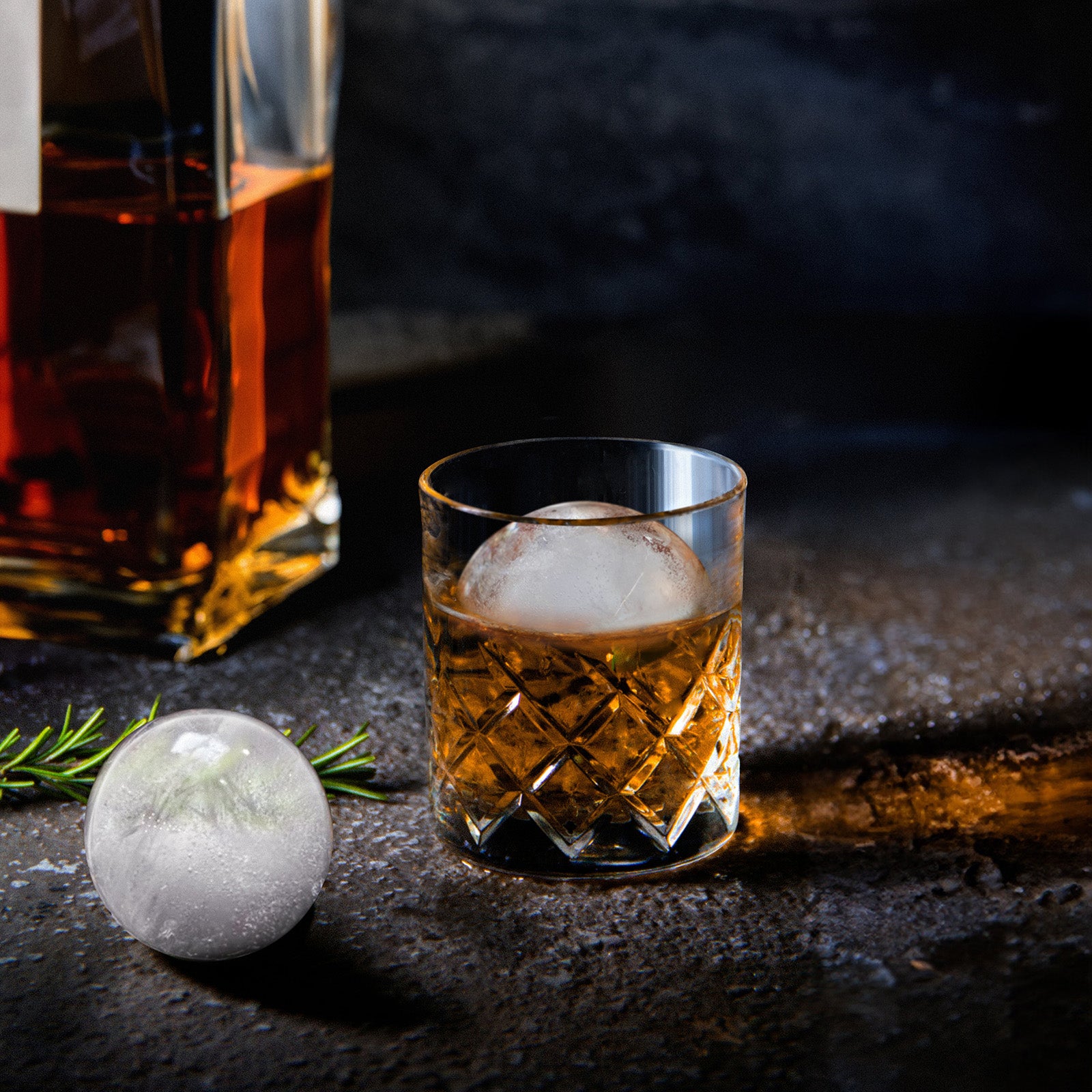 Final Touch Yarai Shiver Ice Ball Shots - 4 Glasses with Ice Ball Tray