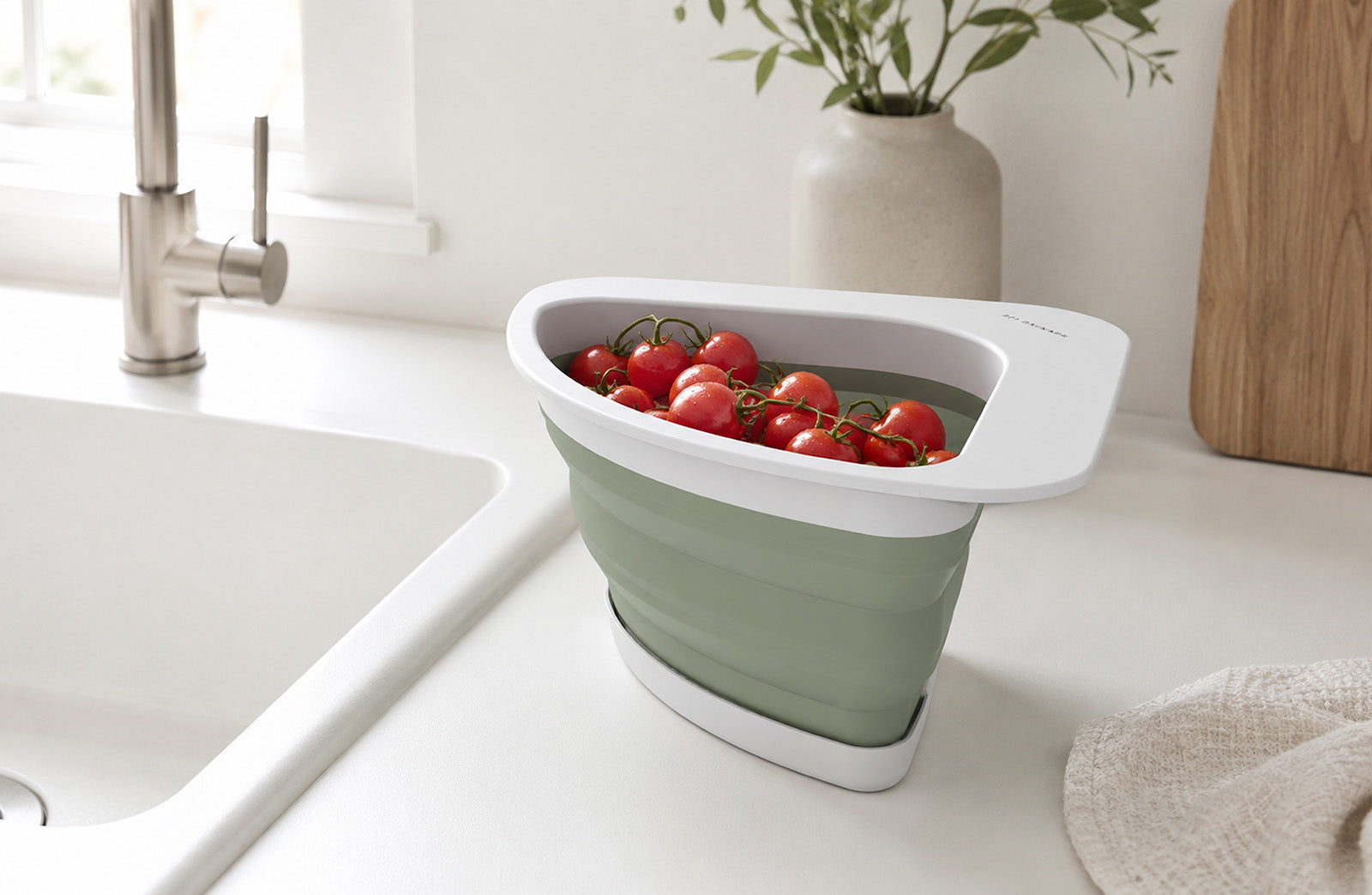 Henning Lee Corner Sink Colander – Triangular Sink Strainer for Fruits, Vegetables & Pasta