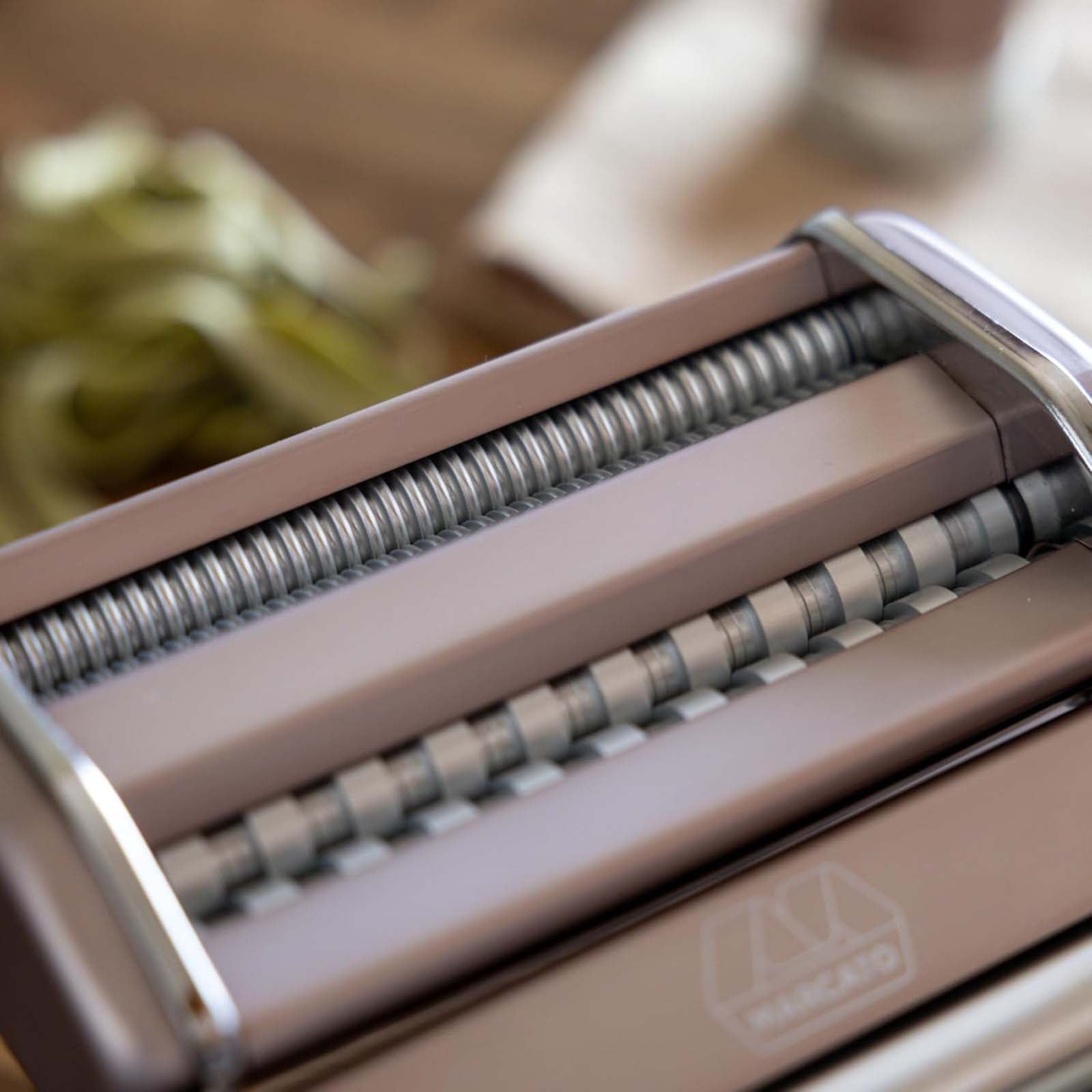 Marcato Atlas+ Pasta Machine with Cutter, Hand Crank, and Instructions, Made in Italy, Powder Pink