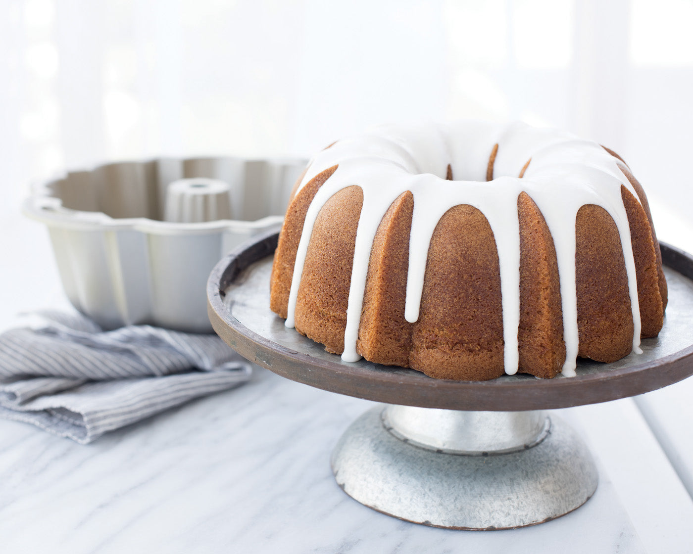 Nordic Ware Cast Aluminum Anniversary Bundt Pan, Gold