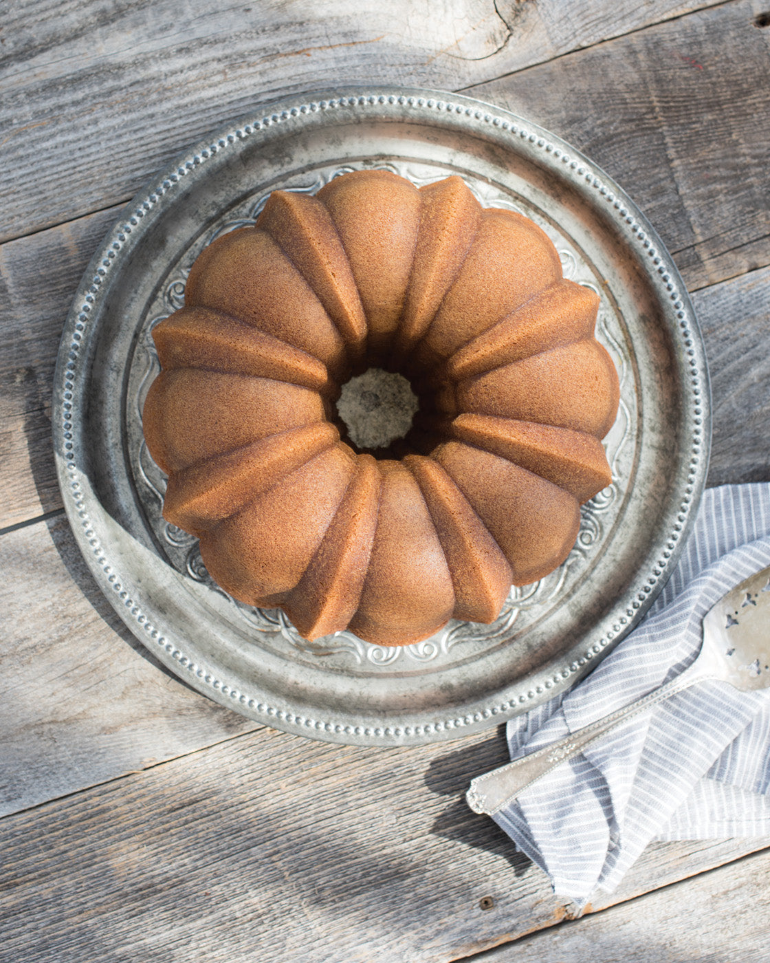 Nordic Ware Cast Aluminum Anniversary Bundt Pan, Gold