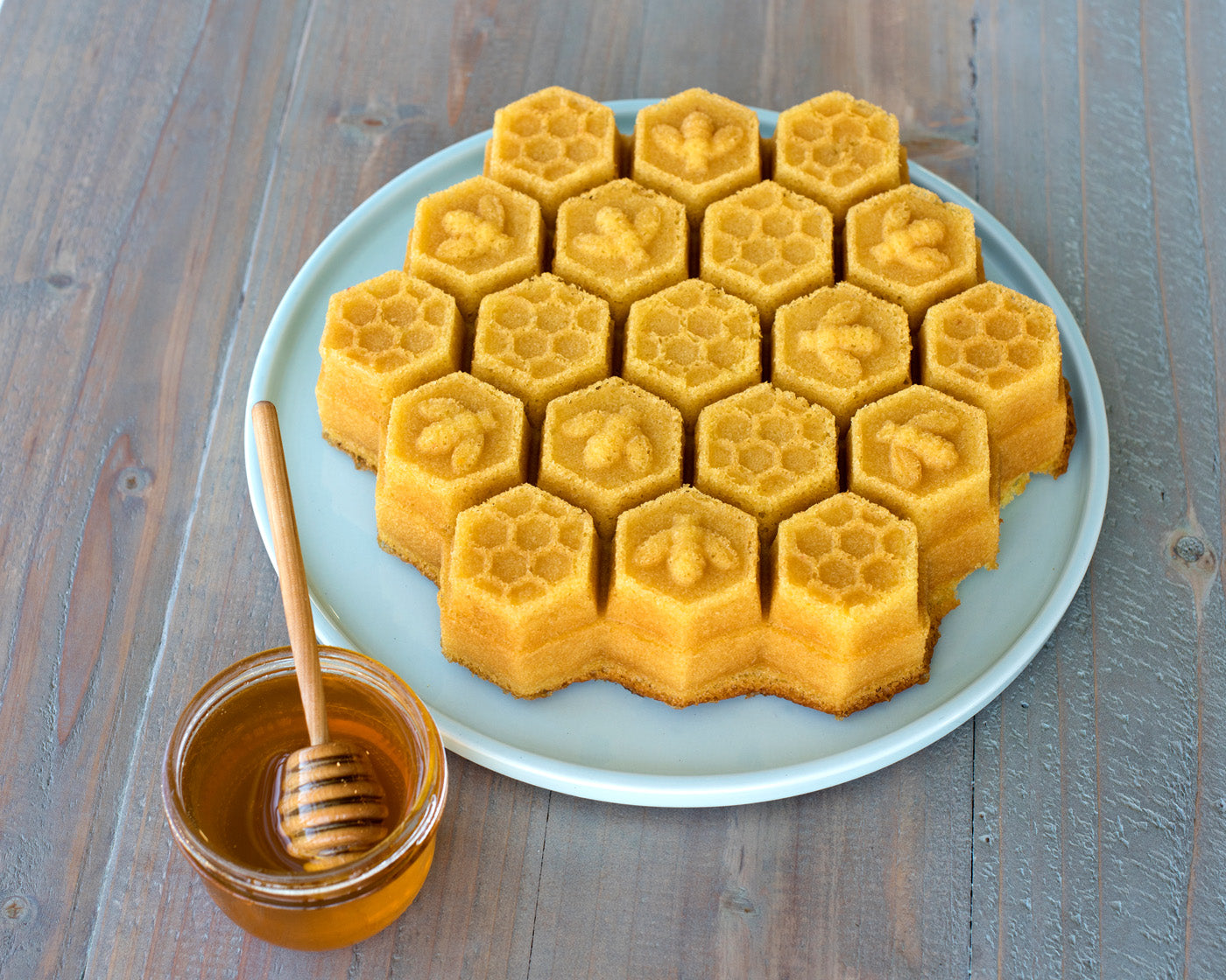 Nordic Ware Cast Aluminum Honeycomb Pull - Apart Pan, Gold